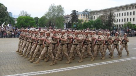 Армията с недостиг от 5000 щика. Вдигат заплатите