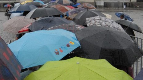 Времето днес : Дъжд, вятър и хлад