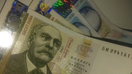 Злато, пари... Сливенка се върза на измамници