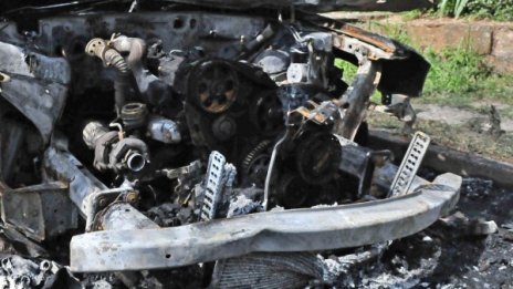 Автомобил пламна до стадион в Пловдив
