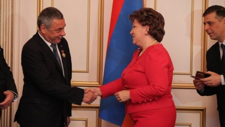Валери Симеонов с Медала на честта на Армения
