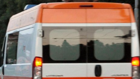 Кола се удари в дърво, загина жена
