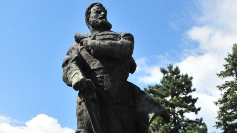 С гол в ръката... мъж метна дрехите си пред общината във Враца