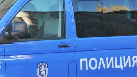 Кола помете майка с детска количка в Мездренско