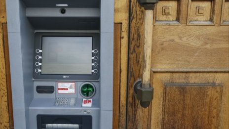 Чужденци на гастрол, разбиват банкомати за 20 секунди