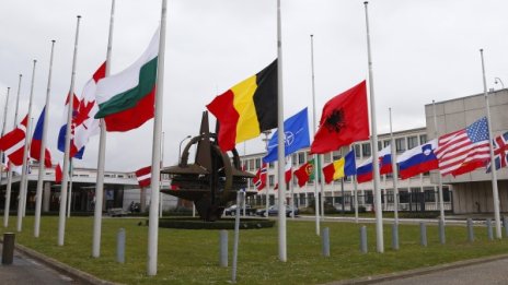 НАТО се нуждае от Русия, възражда образа й на "голям враг"