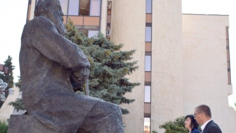 След Тато Нинова с цветя и при Дядото