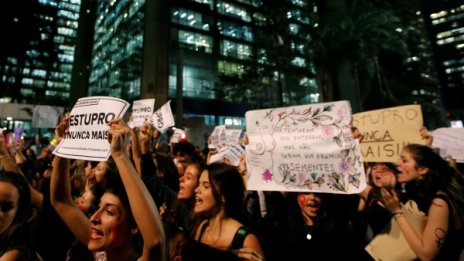 Хиляди жени на протест в Бразилия след груповото изнасилване на момиче