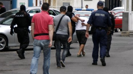 Зрелищна спецакция в Бургас – 15 с белезници