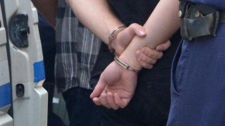 Хванаха трима за разпространение на дрога