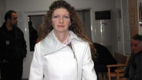 Девствената поетеса с нова атака &ndash; съди журналист за обида