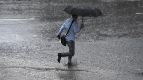 И днес краткотрайни валежи, на места - градушки 