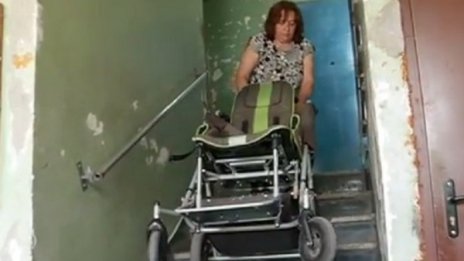Затворници у дома: Майка и син в борба за рампа