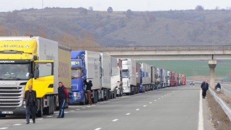 Лятото идва: Спират тировете по пътищата