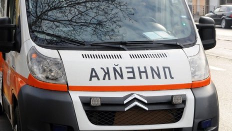 Жена с опасност за живота, кола я блъсна в Първенец