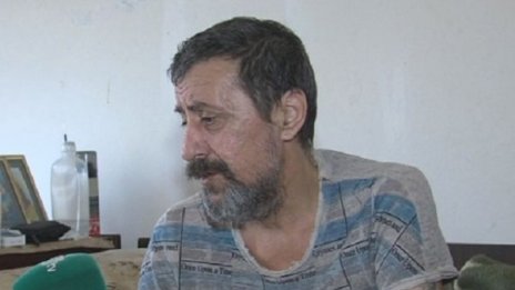 В ужасни условия: 11-годишна се грижи за баща си инвалид