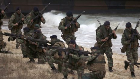 Руски печат: НАТО провокира Русия с военни учения