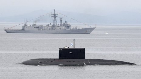 Британски кораб прехвана и съпровожда руска подводница