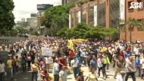 Сблъсъци между протестиращи и полиция във Венецуела