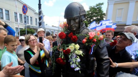В Крим откриха статуя на въоръжения руски войник