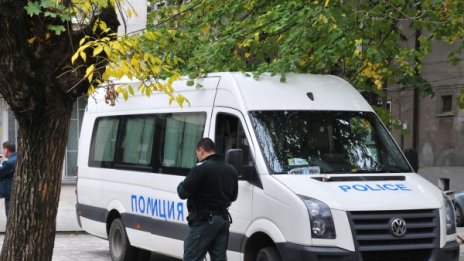 Заловиха 16 мигранти в товарен автомобил край Видин