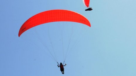 Парапланерист "кацна" на дървета в Сопот