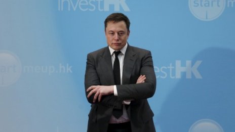 Мъск "наточи теслата" срещу журналист 