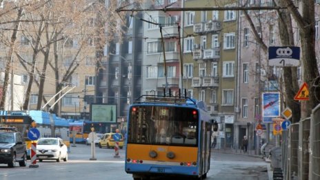 "Щека" на тролей се заби в предното стъкло на автобус