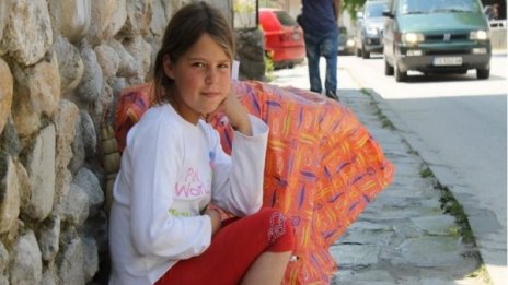 Здравчето – едно дете, което чисти тоалетната в Мелник