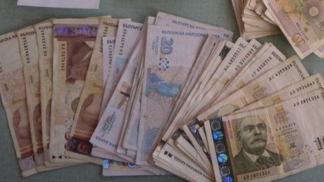 Баба от Бургас метна злато през терасата си, после и пари