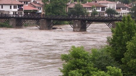 Подновиха издирването на момчето във водите на Янтра