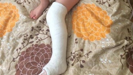 Дървена етажерка падна върху дете и го потроши 