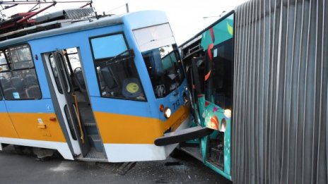 Трамвай и автобус се блъснаха, трима са пострадали