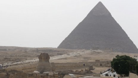 Хеопсовата пирамида е леко изкривена