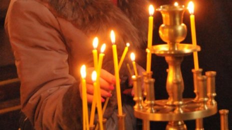 Апаш сви синджир от продавачка на свещи в църква