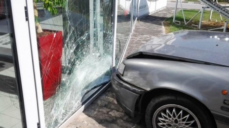 "Опел" се заби във витрина на шоурум в Пловдив