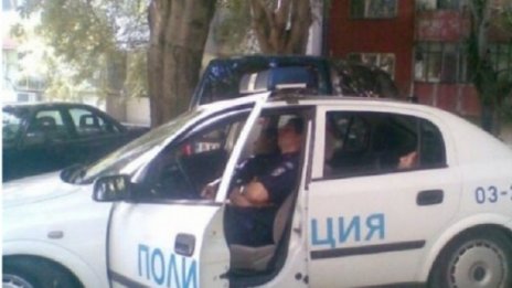 Парадокс! Полицай дремна на работа и осъди МВР