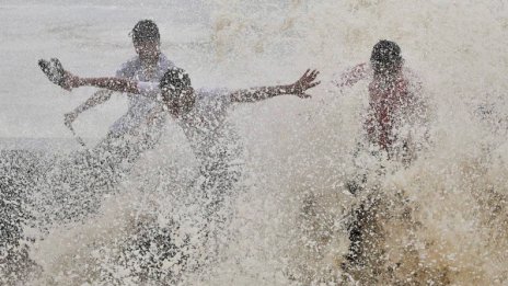 Смъртоносно селфи: 7 индийци се удавиха в река Ганг