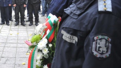 Дългите отпуски в МВР остават. И 20-те заплати, но...   
