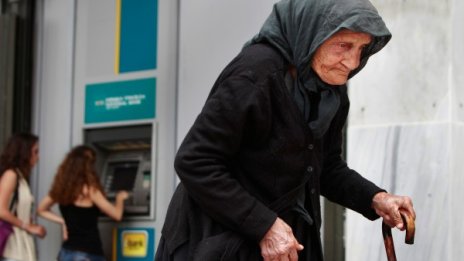 Студен душ за пенсионерите в Гърция, "орязаха" ги с 50%