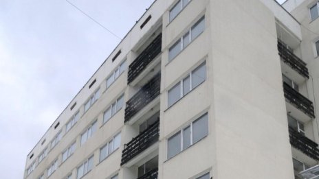 Законов хаос! Изваждат млади учени от жилищата им!