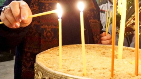Отстранени от длъжност свещеници кръщават - за по 60 лв