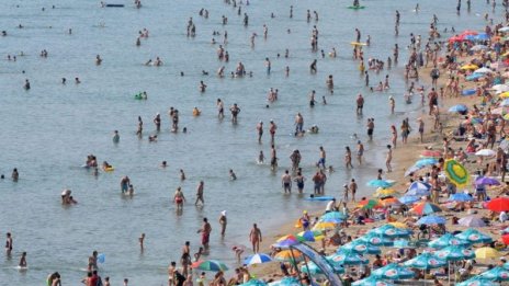И замириса на... евтино море