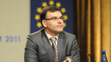 Съветът на Дянков: Българи, спестявайте в левове!