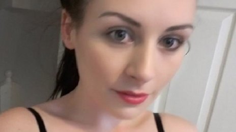Британка си спретна рокля от косми. Интимни косми