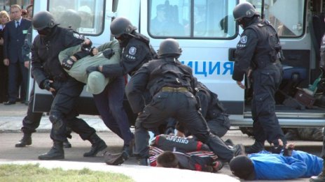 Антитерористичният закон – под килима на НС, обвини Енчев