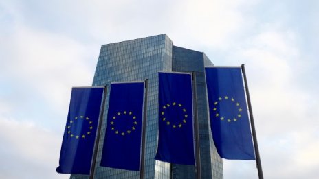 Проблемите навън чукат на вратата, а ЕС &ndash; все по-вглъбен