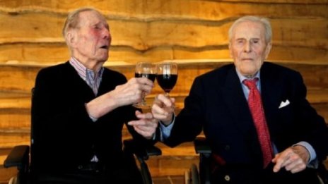 Белгийски близнаци – на 103, с чаша вино в ръка