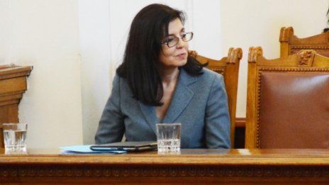 Кунева търси десен смелчак за президент, не ще партийци