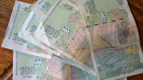 Безработна с 56 бона лъже, прибира детски